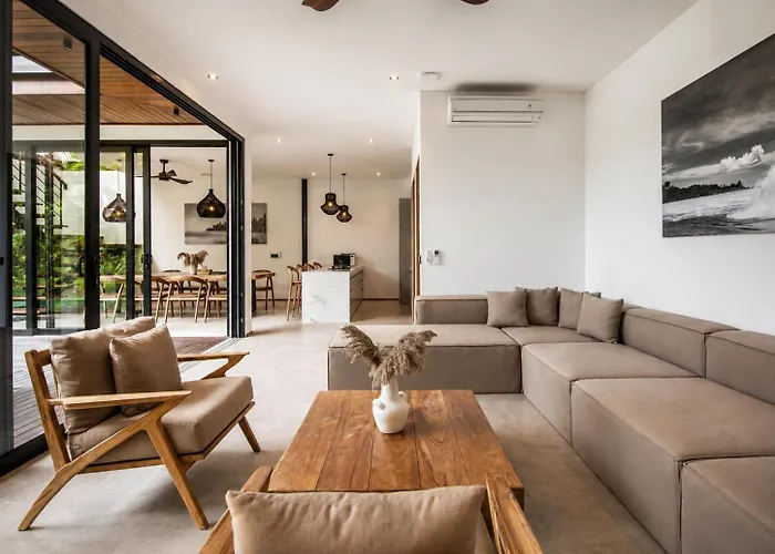 Elegant 5Br Villa Retreat Steps From Canggu Beach Canggu (Bali)
