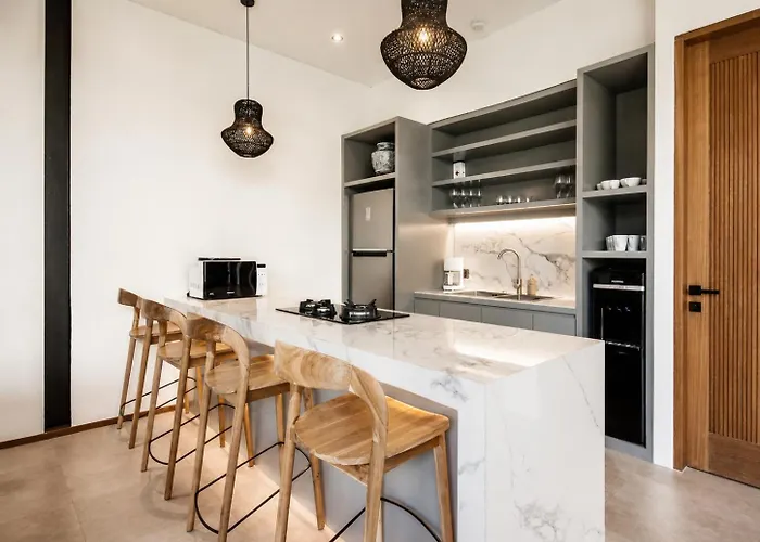 Elegant 5br Retreat Steps From Villa