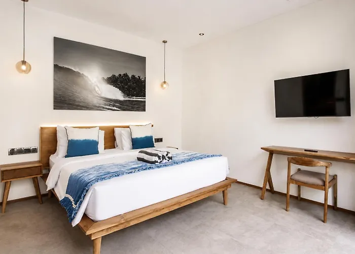 Villa Elegant 5Br Villa Retreat Steps From Canggu Beach *