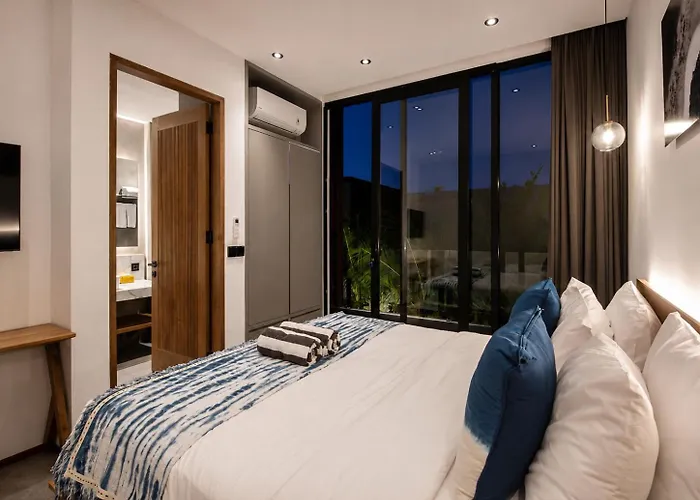 Elegant 5br Retreat Steps From Villa *