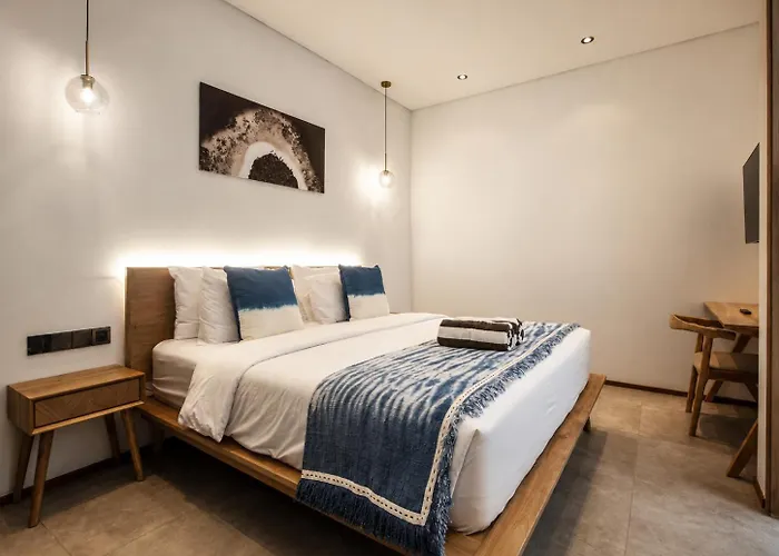 Villa Elegant 5Br Villa Retreat Steps From Canggu Beach *