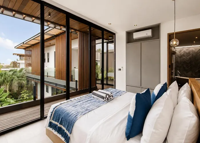 Villa Elegant 5Br Villa Retreat Steps From Canggu Beach *