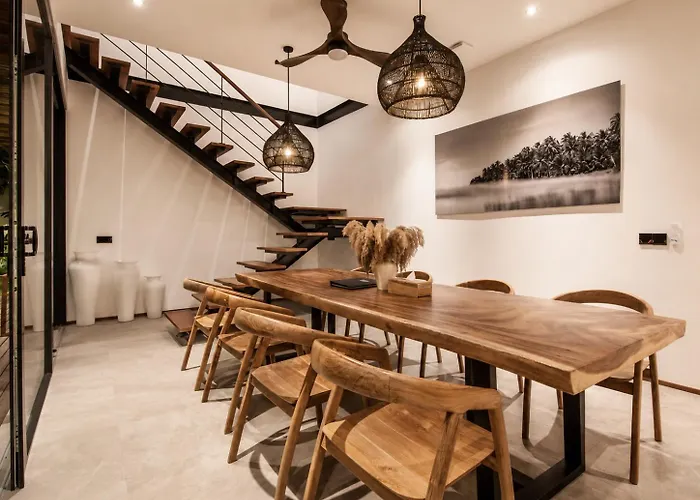 Elegant 5Br Villa Retreat Steps From Canggu Beach *