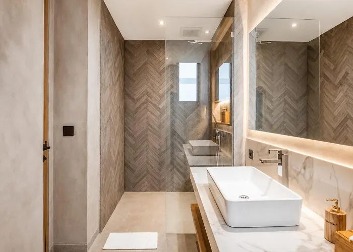 Villa Elegant 5Br Villa Retreat Steps From Canggu Beach *