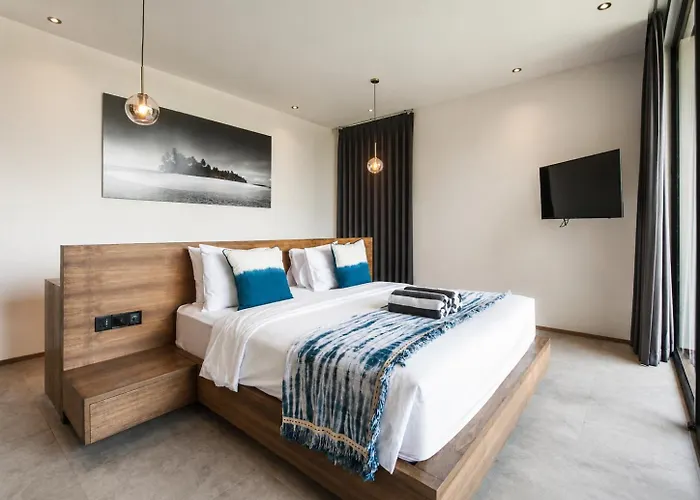 Elegant 5Br Villa Retreat Steps From Canggu Beach Villa *