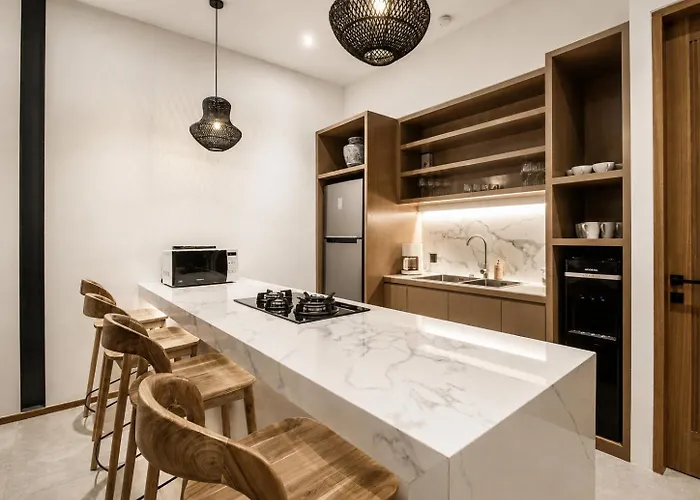 Villa Elegant 5br Retreat Steps From Canggu