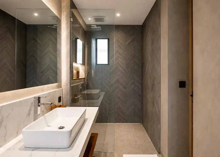 Elegant 5br Retreat Steps From Villa Canggu